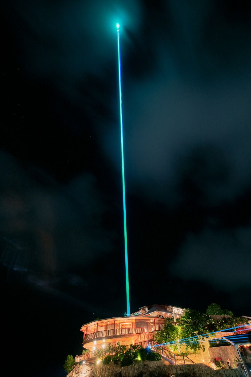 大空に光のタワー　宇宙まで届く光